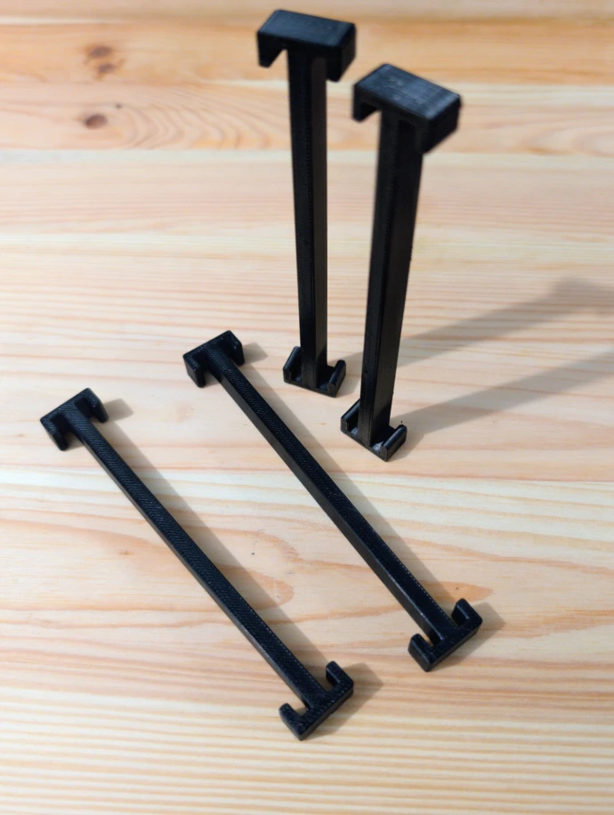 Supports de plaques d’immatriculation amovibles noirs posés sur une table